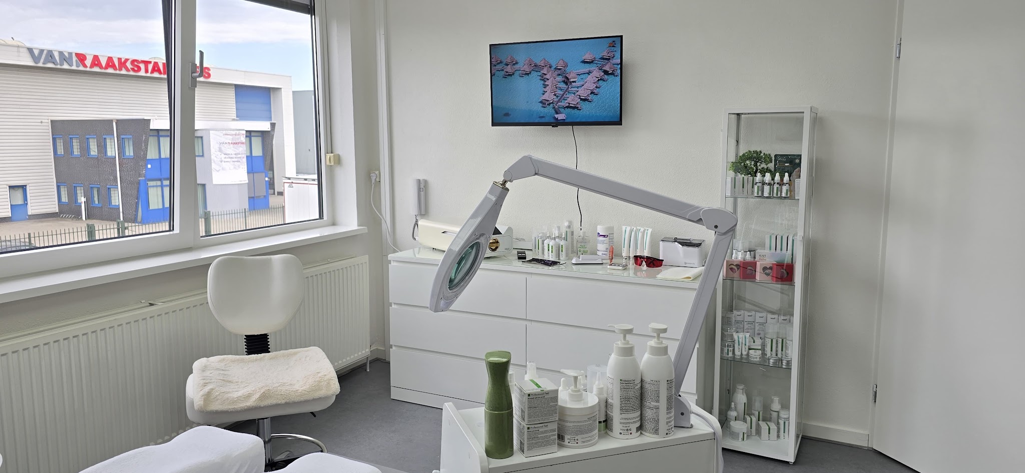 Behandelplek met loeplamp en een kast vol verzorgingsproducten, met uitzicht op Bijsterhuizen