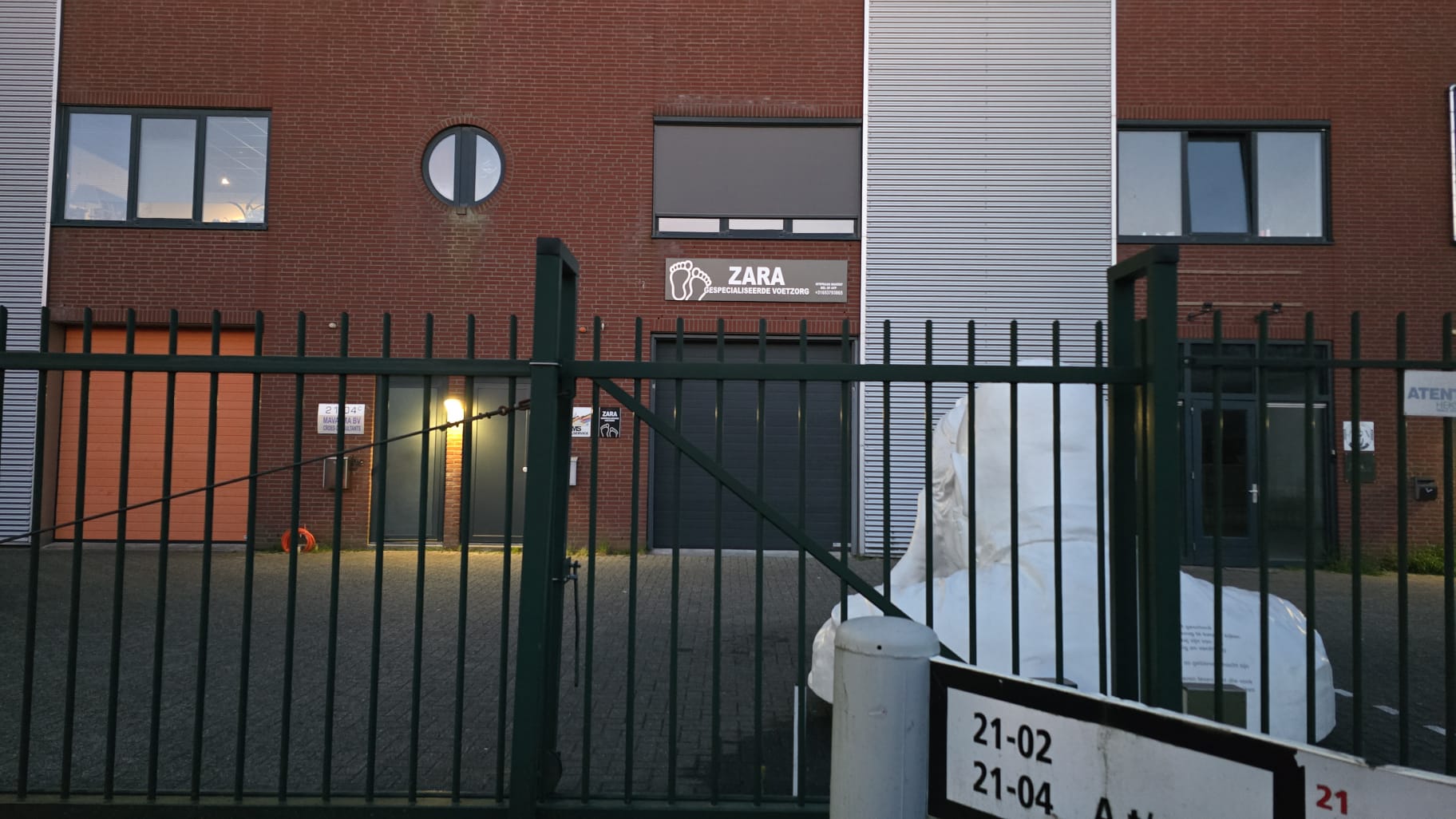 Het bedrijfspand aan Bijsterhuizen met het ZARA-bord op de gevel