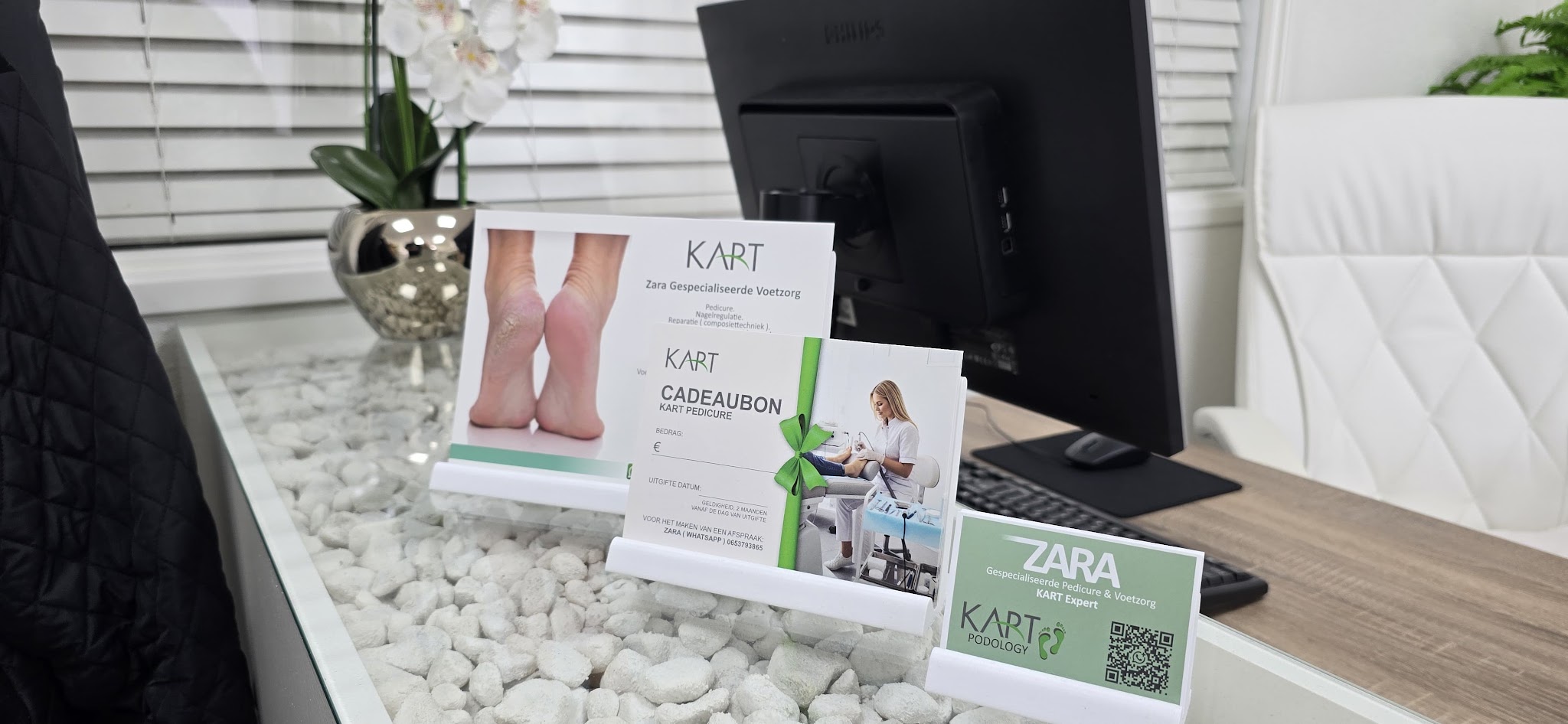 Balie met cadeaubonnen en het groene visitekaartje van ZARA